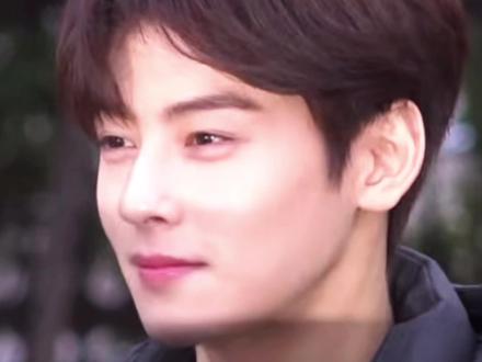 封神名场面下面对韩国的死亡闪光灯的 表情管理也是相当强的#车银优