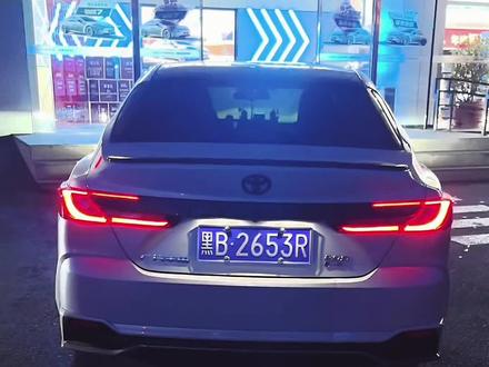 如果担心后期剐蹭有色差,最保险的还是选择黑色,而且还不用加2000块,一般4s店都是整面喷漆,可能你原来没有磕碰的地方没有色差,喷完反而有点色差了,局部补漆又可能后期补漆的地方有印迹,比较难弄#都是好车 #九代凯美瑞