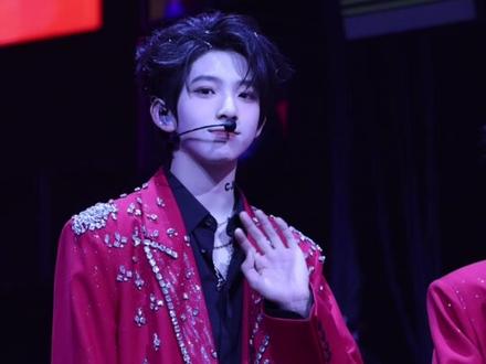 2026年第一撒🥹
陈浚铭我会永远爱你😭谢谢你走进我的生命里
#荣耀之战tf家族 #演出 #陈浚铭 #陈浚铭四代唯一纯血门面