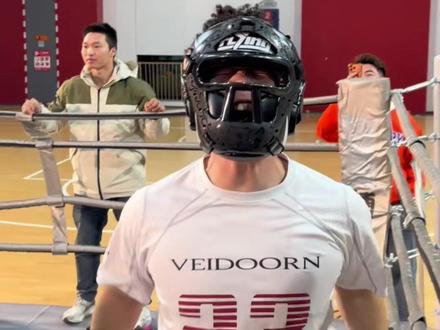 牛教练VS国宝角笼之战! 牛教练放倒国宝夺得最终胜利!#国宝VS牛教练球拳大战 #抖音球王争霸赛