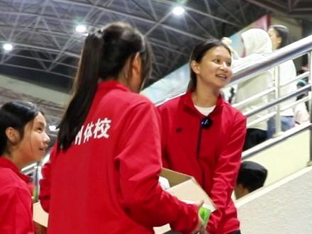 好温暖!琼超现场,儋州球迷带来特产米烂,请海口球迷品尝~#琼超 #琼超揭幕战儋州逆袭 #暖心瞬间 #琼超开启投喂模式