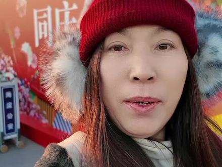 如果去年错过了同庆街的彩灯,今天就不要错过啦,这曾经是清朝皇帝的御路,现在免费逛灯会啦。
亮灯时间:2月10开始到3月3号元宵节,每天17:30到21:00亮灯
游览建议:白天逛颐和园,晚上从东门出来逛同庆街灯会。宫廷点心,怀旧零食,古装体验……,哎呀,太多了,自己来看吧
交通:
1. 地铁出行(推荐)
地铁是前往同庆街最便捷的公共交通方式。
方案一:乘坐地铁4号线大兴线或地铁16号线至西苑站下车。从C2口出站后,步行约500米即可到达。
方案二:乘坐地铁16号线至万泉河桥站,从A口出站后步行约10分钟可达。
2. 公交出行
多条公交线路可抵达附近。
主要站点:颐和园公交站或颐和园东宫门站23。
途经线路:346路、332路、584路、303路、331路、563路等