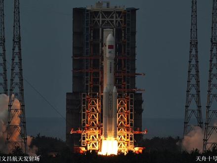 震撼现场!天舟十号货运飞船发射圆满成功! 2026年5月11日08:13,搭载天舟十号货运飞船的长征七号遥十一运载火箭在海南文昌航天发射场点火升空!向着星辰大海再进发!十次奔赴!次次圆满!
#天舟十号 #长征七号 #火箭发射 #航空航天 #货运飞船