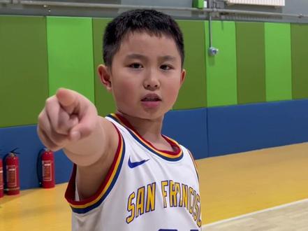 什么样的投篮训练适合小学生? 小库里投篮训练方法分享#投篮训练 #投篮姿势 #库里