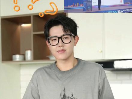 什么是华为韬定律? 韬定律是华为提出的半导体演进新理论。核心思路是:用“时间缩微”代替“几何缩微”。简单说,摩尔定律追求的是“把晶体管做小”,让单位面积挤进更多数量;韬定律追求的是“让信号跑得更快”,通过逻辑折叠、3D堆叠等架构创新压缩传输时间。摩尔定律的标尺是纳米,韬定律的标尺是纳秒。#华为 #韬定律是华为 #韬定律 #摩尔定律 #光刻机