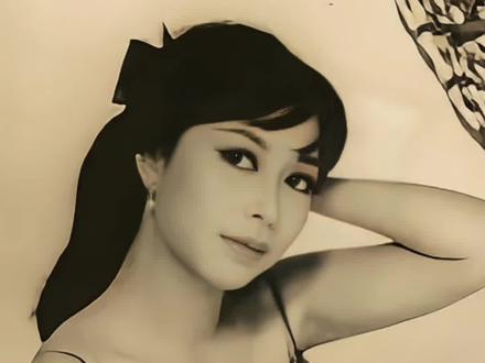 2010年,这位在邵氏风月片里全裸出镜的顶级艳星,最终因病抢救无效离开了人世,终年65岁。然而谁能想到,就是这样一位风月女星晚年竟然成为了中国的卫星导航之母,让52个国家的机场都用上中国的导航系统。当世人都在盯着她绯闻名单里的政要富商时,她却正在用身体做盾牌,把情报藏进胸罩里送回祖国。她用身体换情报、让泰国总理为她调动军队,从万人唾弃到国家功臣,她的人生远比谍战剧更疯狂!她是一代艳倾天下的女星,裙下之臣有名人政要和富商才子,她还是中国零零七第一女间谍,曾周旋于泰国总理间为国窃取情报;她更是爱国商人,商业奇才,实业兴国的领军人,中国卫星导航之母。她就是狄娜!比她漂亮的没她聪明,比她聪明的没她漂亮,比她聪明漂亮的没她有勇气。都说艺术来源于生活,高于生活,但她的一生远比电视剧更精彩,更传奇!#人物故事#人物事迹#传奇故事#传奇女性#女性力量