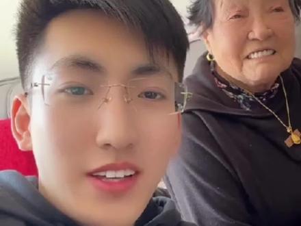 #果果 与#杨不不 的80多岁的奶奶,#随拍࿆ #陪伴是最大的幸福 #果果不不