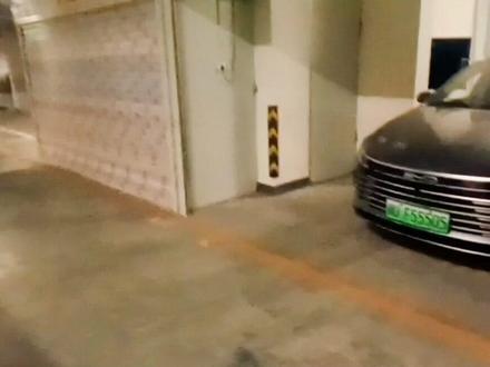 吉首溶江小区比亚迪客户充电桩跳闸维修,更换了一个空气开关,来回30几公里,收了100块钱,大家觉得贵吗?#充电桩 #比亚迪 #抖音记录修理工的日常 #大数据推荐给有需要的人