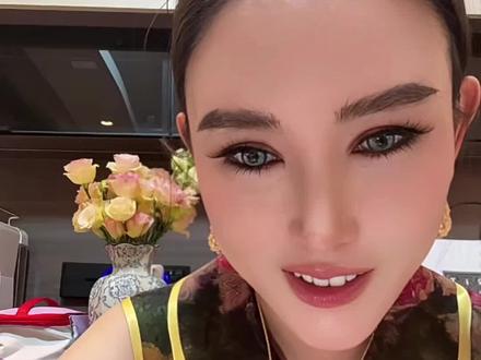 辽阔的土地生不出狭隘的爱 找一个新疆女朋友你俩人没事儿逛个巴扎吃个抓饭,去看阿勒泰的草原犹如绿毯,骑马的牧民赶着羊群穿过溪流,人生还应该去帕米尔高原看场日落,你的下一代也改善了……