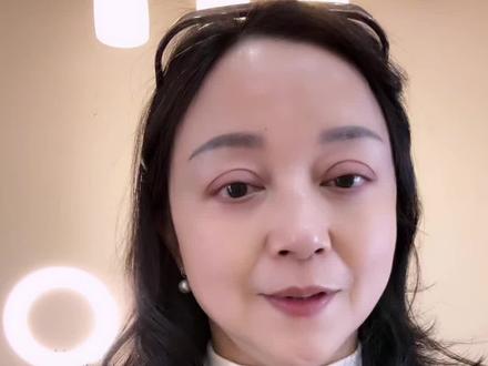 #具俊晔 为大s设计的雕像并不追求写实,而是透过空间与结构,让思念本身成为作品。#大S雕塑揭幕 #大s逝世周年