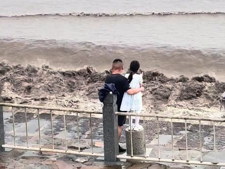 亲眼看着潮水一秒漫上滩涂,那种压迫感真的会让人腿软#观潮注意安全 #观潮平台 #安全观潮