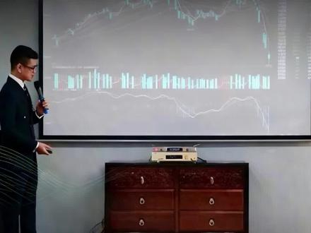 从技术突破到股价异动:风华高科的半导体国产替代逻辑 风华高科连续两天涨停,但你知道吗,它2025年前三季度的净利润其实是下滑的!一边是净利润同比下滑13.95%,另一边是股价两天暴涨超过21%,如此分裂,其实这背后是两个让资金彻底疯狂的故事:MLCC涨价和AI服务器。全球老大村田因为AI订单爆满,计划3月底前就要给高端MLCC提价,风华高科作为国内龙头,直接受益。更关键的是,一台AI服务器的MLCC用量是普通服务器的整整8倍!市场赌的就是,光靠AI这一个点,就能把下滑的业绩硬生生给拉回来!数据也确实吓人,今天主力资金就砸进去2.3个亿,摆明了是机构在跑步进场。但是,故事归故事,咱们得问一句:风华高科真的能接住这泼天的富贵吗?这里有三个关键点需要你警惕:第一,业绩还没兑现。2025年前三季度是典型的增收不增利,毛利率只有18.6%,说明成本压力非常大。第二,AI订单到底有多大?客户是谁?公司在财报里一个字都没提。这就像开盲盒,你只能靠猜。第三,估值真的不便宜。目前的市净率是2.38倍,,接近100倍的动态市盈率,已经把机构预测的2026年业绩,可能带来的增长,提前透支了,记得,投资有风险,入市需谨慎。#风华高科 #半导体 #电子元件 #国产替代