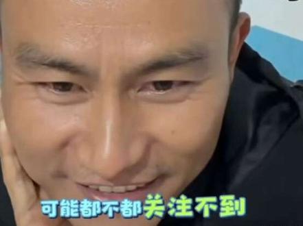 花花来咯,乐哥像打了鸡血一样,哈哈哈。#荒野求生#荒野蜜蜂哥阿乐 #荒野韦山#荒野归途