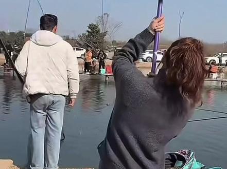 第一次钓青鱼,主打一个懵圈进场、超额收竿,新手光环属实焊身上了!#青鱼 #钓鱼人就是这么疯狂 #钓鱼的乐趣只有钓鱼人懂 #天元黄杰 #小黄同学户外装备