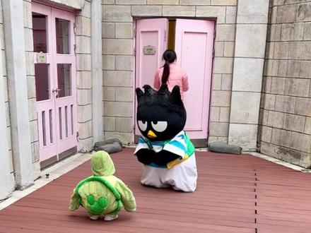 酷企鹅又带我抓娃娃,又拍老丈人马屁给他按摩,看在他那么用心的份上,我还是原谅他一次吧!#三丽鸥 #酷企鹅与甜妹日常 #异地恋 @DOU+小助手 @抖音小助手 #杭州hellokitty乐园