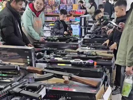 现在的玩具枪真好玩 这就是传说中的济南军火批发城吗,当年李云龙有这火力太原一天也打完了#玩具枪