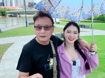 越南丽丽非常的爱我,我们在江边公园散步,聊了很开心#越南丽丽