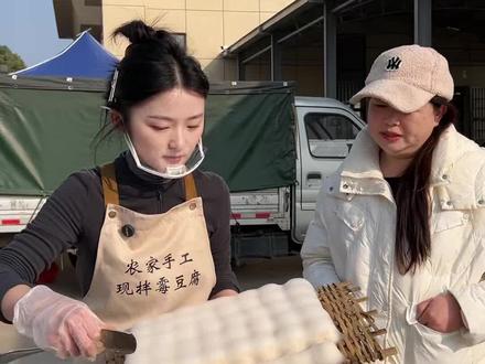 红方裹满香辛料,咸香带点醇,配啥都香到舔碗底。#摆摊创业 #三农 #霉豆腐 #下饭菜