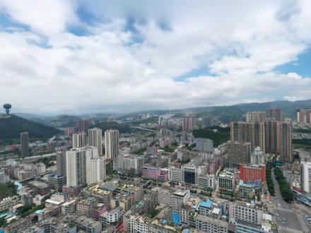 贵州第二强县级市,六盘水盘州市。交通四通八达,除了十几个火车站外,还有三个高铁站,机场正在建设中。发展潜力非常大。#盘州