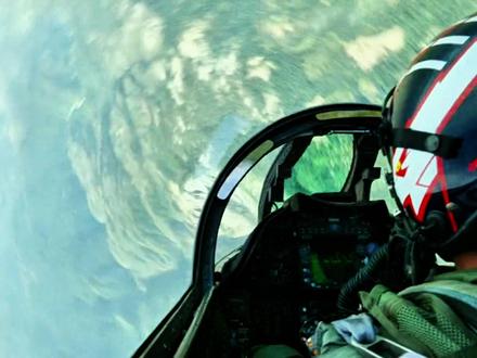 歼-15雷达锁定日机30分钟 你有没有想过,对一个飞行员来说,世界上最恐怖的声音是什么?#军事科普 #军事科技 #歼15 #硬核深度计划