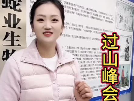 在野外不小心闯到眼镜王蛇的领地了千万不要掉头就跑哦 你的大动作会惹怒它 首先要和它对视慢慢往后退到三米左右再掉头就跑哦 #知识分享 #蛇类科普 #眼睛王蛇 #剧毒蛇 #蛇