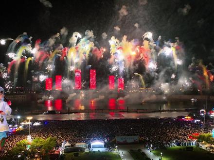 观看“八一”三件套免费摆渡车攻略来啦 #烟花 #无人机 #攻略