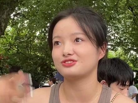 安徽姑娘在西湖边摆摊卖茉莉花手串,“这里环境很好,气氛也很棒!”#西湖大白话