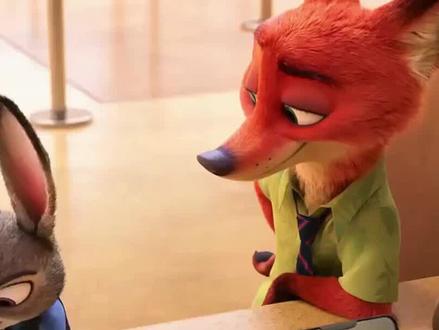 #疯狂动物城2为何如此火
《疯狂动物城2》:在人人喊“卷”的年代,它用快乐“卷”赢了所有人
等了九年,朱迪和尼克这对“狐兔搭档”一回归,就掀翻了中国电影市场。上映五天,票房逼近20亿;影院排片一度占到80%,几乎“霸屏”。有人笑称,这不是上映,这是“动物城大军”接管了我们的生活。
它凭什么这么火?
首先,这波“回忆杀”来得又猛又准。对许多人来说,2016年的第一部是“童年白月光”。九年间,观众从小孩变成了大人,甚至带上了自己的小孩。当熟悉的角色和旋律回归,进影院就像赴一场阔别已久的老友之约。
其次,它精准戳中了当下的集体情绪。在需要一点“简单快乐”和“情绪庇护所”的时候,它来了。影片没有苦大仇深,而是用108分钟打造了一个笑声不断的乌托邦。主角们破案升级,观众则在毛茸茸的细节和密集的谐音梗里,获得纯粹的治愈。
更重要的是,它不止于傻乐。新故事里那道划分不同动物区域的“气候墙”,以及哺乳动物与爬行动物之间的新冲突,被很多观众视为对现实世界“筑墙”与偏见议题的巧妙隐喻。用童话探讨深刻命题,一直是这个系列让人着迷的核心。
当然,火的还有它“疯狂”的生意经。 电影之外,一场席卷衣食住行的IP狂欢早已上演。从联名咖啡、黄金首饰到主题航班,与近60个品牌的合作让你躲无可躲。上海迪士尼的全球独家“疯狂动物城”园区也同步换新,把电影场景搬进现实。有人说,迪士尼这次赢了内容,也赢了商业。
总而言之,《疯狂动物城2》的成功,是一场天时(九年等待)、地利(顶级制作与本土化营销)、人和(契合当下社会情绪) 的完美共振。它证明了一件事:无论世界怎样,一个真诚的好故事,永远有让人走进电影院的力量。
#赴一场童年之约