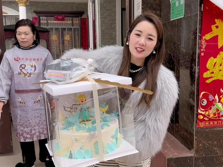 小岩去学校给女儿过生日,同学们都给梓依唱生日歌,居然还有个小男生想娶梓依!#生日 #幼儿园