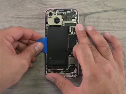 苹果真黑啊?外媒曝光iphone15用更便宜的电池,电池老化更快?