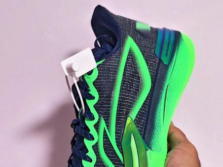 【布拉格方程】好伽们新配色『星熠』开箱 【布拉格个人基础信息】
【身高】183㎝
【体重】77kg
【脚型数据】脚长265㎜脚宽99㎜偏瘦脚型,前掌不厚,肉不多。
【⚠️尺码建议】本人耐克普遍42.5(偶尔43),李宁普遍43,普遍选择内长270㎜或者275㎜的球鞋,这双伽马星熠我选择43码比较合适!
【位置打法】后卫,6突4投,技术流,爱变向,爱急停,脚步灵活。
【球鞋偏好】对于缓震,由于右脚后跟挫伤,对球鞋不追求极致贴地,但要求重心低的情况要有充足的缓震,尤其缓震要出色。
对包裹不追求超级紧致,贴合舒适均匀最好。
#内容过于真实 #内容启发搜索 #哎呦喂你鞋真好看 #好鞋推荐 #球鞋