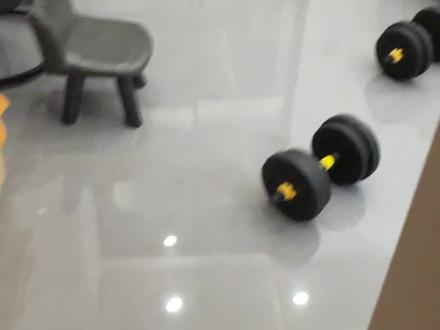 猫咪求助帖!!! 没有养猫咪遇到过这种情况的家人们呀😭
6个月左右大的猫咪,从原主人那里接回来一个月时间,刚到新家第一天晚上就出现了倒吸气、压低身子快速抽搐、像是呼吸很急促 喘不上气来一样、声音还特别大,当时发现的时候以为是新环境应激不适应,后面几天陆陆续续的每天都会有这样的情况发生。
有的时候刚喝完冷水、有时候吃完猫粮之后、有时候好端端的在我旁边休息突然就抽搐🥹刚开始那几天真的是吓坏了,没经历过这样的情况。后来以为温度低给它开暖气、水太凉了换成温水、以为猫粮太大了也换成了幼粮,问了原主人说之前没有这样的情况,去了几次宠物医院做了体检,怀疑是呼吸道感染或者心肺方面的问题。
刚过去的这一个月也还是有发生,白天上班去了就不知道情况怎么样,晚上在家每次发作时速度太快,根本来不及打开手机拍摄😵💫最近这一两个星期感觉没怎么抽搐了,偶尔会有。今晚在房间里休息,隐隐约约听到它又在外面抽搐,马上出来录到了视频,这次是刚吃完一点点猫粮之后5分钟左右的时间,还是发作时间最长的一次😭
有没有家里猫咪类似这样情况的呀,或者该怎么检查治疗会好一些呢🥹求分享经验指引!!!#猫咪求助 #猫咪呼吸逆旋 #倒吸气 #金渐层 #养猫人的烦恼