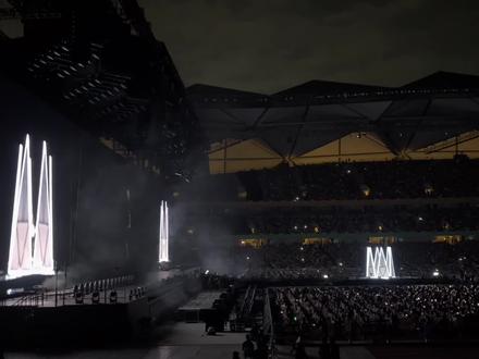 《逃开夜幕》——周深
他们希望我向左 但是我适合往东
#周深深圳演唱会 #周深演唱会现场 #深深的