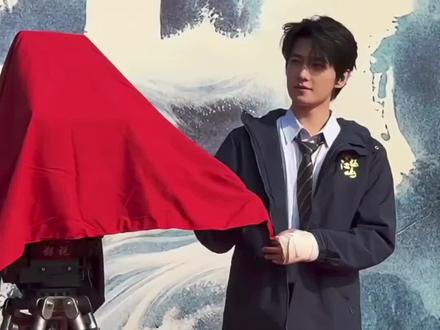 他说
“哪怕只是匆匆一见,也感受到了你们给的底气。”
我
#哭的像个小孩
#杨洋 #不让江山