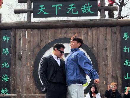 肖青天,万岁山老嫂子大舞台精彩表演#快来围观#这舞姿这步伐 #每个动作都是戏 #万岁山武侠城 #