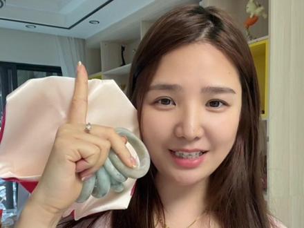 笑笑姐我要去韩国啦😍😍
真的超级感谢笑笑姐,帮我圆了心心念念的韩国梦!
完全没想到这份天大的幸运,会降临到我身上🥹
为了把这份好运传递下去,我准备了精美的翡翠手镯,在评论区随机抽5位幸运姐妹送出#笑笑姐我要去韩国 @笑笑姐👑30号早8点天气丹重磅来袭 @果果潼潼👧(朋友圈)