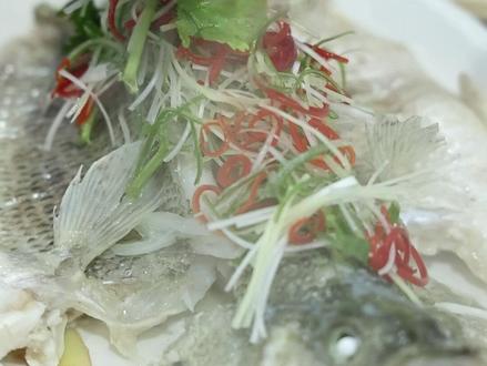 清蒸鲈鱼 马上过年了,年夜饭上可以按我这个法做,却对会惊艳到家人!#清蒸鲈鱼 #清蒸鱼的做法 #年夜饭菜谱 #美食教程