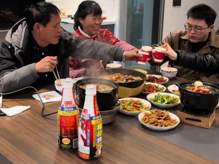 人间至味是团圆,一桌年夜饭,藏着浓浓的年味!!!#马上更新家乡年味 #年夜饭 #走亲戚