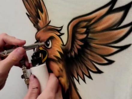 在衣服上喷上老鹰 #彩绘 #喷绘#手工#绘画#艺术