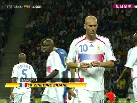 2006年世界杯决赛,齐达内怒顶马特拉齐悲情离场,性情中人自此绝迹江湖 意大利队史第四次捧起大力神杯 法国意大利史诗级对决 #足球的魅力 #世界杯 #齐达内头顶马特拉齐