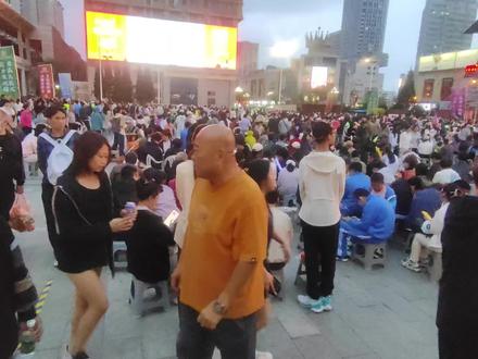 东北超足球联赛,抚顺南站第二现场,四个省级行政区的8支地级队参赛:沈阳、大连、哈尔滨、鸡西、长春、延边、呼和浩特、通辽。因为没有抚顺队,因此抚顺人大部分都支持沈阳队,我估计沈阳队最后能夺冠#东北超 #东北足球超级联赛 #抚顺南站 #东北第一亚瑟 #抚顺