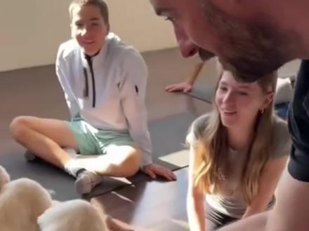 一节课光顾着摸狗了#狗狗瑜伽 #搞笑#狗狗 #娱乐评论大赏