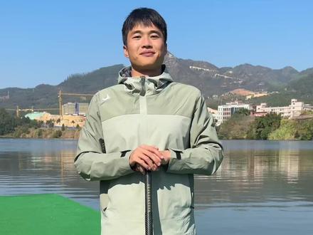 刚刚接触龙舟的新手龙友教学 陆上测功仪建议练习一周左右再进行水上练习,没有测功仪建议也是陆上练习一个星期左右再进行下水,先让我们的动作形成肌肉记忆后更有效的进行水上运动,这样做主要还是让我们提前了解发力点!让我们在以后的龙舟道路上走的更加长远。仅个人观点哈 希望对你们有帮助🥳#龙舟新手教程 #龙舟 #张志成#风舟风舟风雨同舟