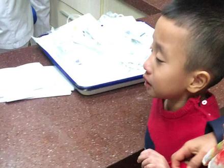 东北小朋友打针记(去年刚入冬他感冒的视频)