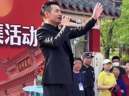 #文松现场演出 #楞严寺庙会 虽然看演出来晚了,但是有兴能与文松老合影留念,感到特别开心…