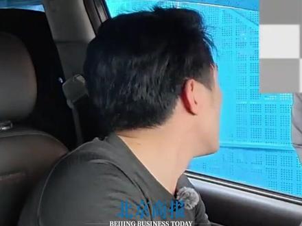 景区有什么权力拦路收钱?多部门已介入调查 省道,顾名思义,是连接省内各大城市的主要干线,由省级公路部门管理,一家景区有什么权力拦起路来收费?近日,博主自驾前往稻城亚丁景区时,被告知前往景区的必经路段已划为景区内部道路,社会车辆禁止通行,游客必须购买120元往返摆渡车票,换乘景区摆渡车方可进入。博主现场质疑该路段并非景区专属道路,而是公共省道S462。最终,博主签署免责承诺书后得以自驾进入该路段。对此,有媒体评论表示,稻城亚丁省道设卡收费问题不能就这么糊弄过去。5月27日,有媒体从甘孜藏族自治州文化广播电视和旅游局获悉,后续会针对此事争议发布通报说明。甘孜藏族自治州交通运输局也证实,目前由文旅局牵头,多部门已介入调查。(来源:澎湃新闻,新黄河、南方都市报)#媒体精选计划 #稻城亚丁
