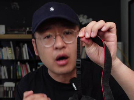 如何让相机肩带更牢固 新手学摄影,拍照片,相机背带一定要系牢固。#新手学摄影 #相机使用技巧 #相机背带 #相机背带怎么安装