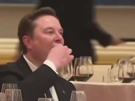 估计是饿坏了,“表情包”马斯克在与库克合影后,迫不及待拿起点心就吃,还猛喝一口饮料