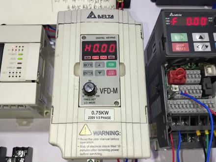 两台变频器频率同步03集:设置VFD-M变频器参数