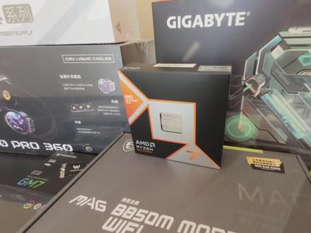 沈阳上门装机日记 追风者NV5|AMD 9800X3D+技嘉5070Ti 魔鹰颜值性能双杀
💡 今日装机分享
刚装完一台追风者NV5主机,真的是又帅又能打!配置给大家放下面,直接抄作业就行~
🖥 配置清单
•CPU:AMD 9800X3D 盒装
•主板:微星 B850M MORTAR WiFi
•内存:宏碁冰刃 24G×2
•硬盘:宏碁 GM7 4TB
•显卡:技嘉 RTX 5070Ti 魔鹰
•散热:钛坦 LX800 PRO
•机箱:追风者 NV5
•电源:金河田 A+ 850W
•风扇:骨伽星链 V2 4反1正
✨ 装机亮点
1️⃣ 颜值爆表:NV5 玻璃侧透 + 竖装显卡,RGB灯效拉满
2️⃣ 性能炸裂:9800X3D 超大缓存 + 技嘉5070Ti 魔鹰,游戏创作全能
3️⃣ 散热稳:LX800 PRO + 5把星链V2风扇,温度控制到位
4️⃣ 容量无忧:4TB GM7 硬盘,游戏随便装
📍 沈阳本地可上门装机
你们觉得这套颜值能打几分?
#沈阳上门装机 #追风者NV5 #diy电脑 #创作者中心 #创作灵感